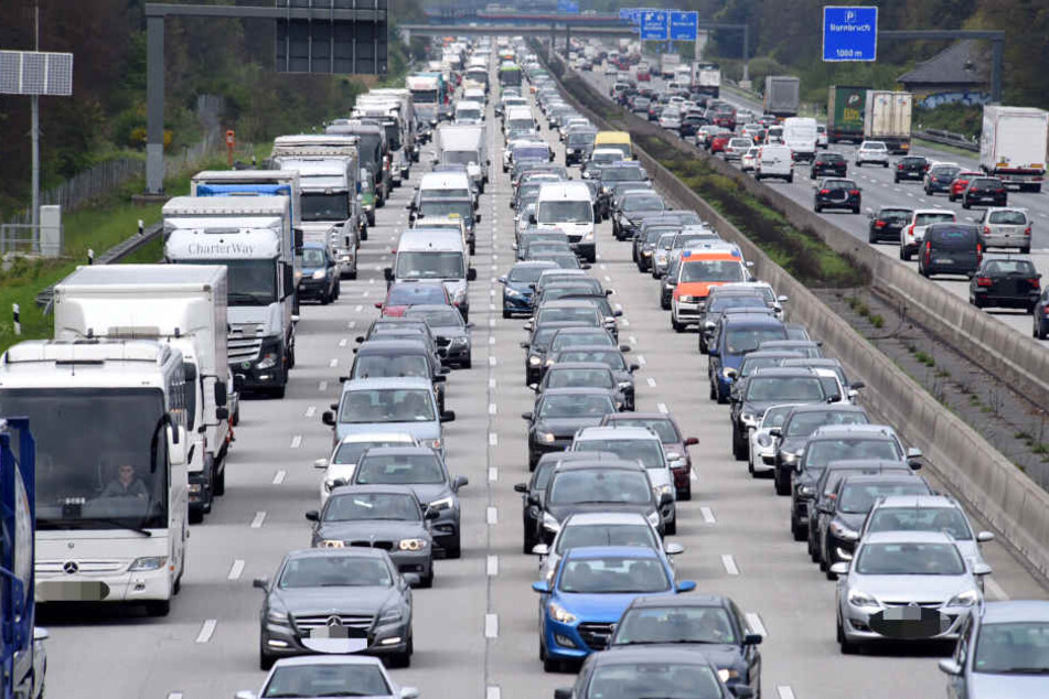 Vor allem auf der A5 ging zum Start der Reisewelle nahezu nichts mehr.