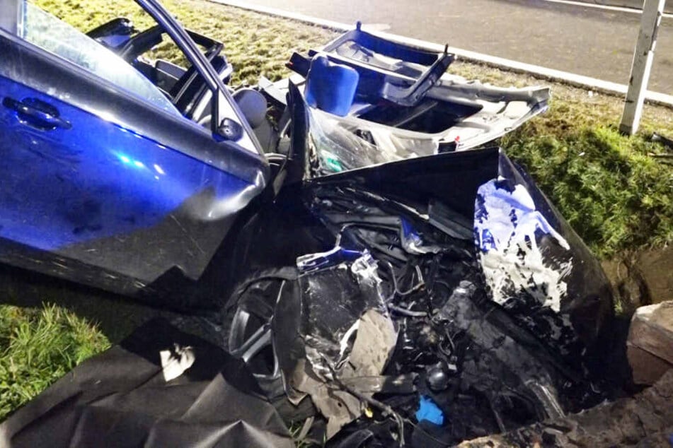 Die Front des Audis wurde durch die Wucht des Aufpralls komplett zerstört.