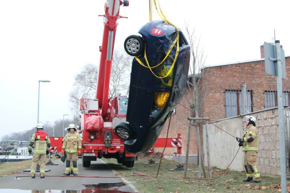 Das Auto wurde mit einem Kran aus dem Wasser gezogen.