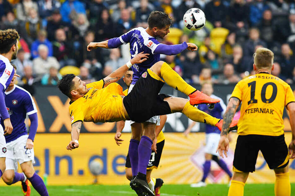 Das waren noch Zeiten: Pascal Testroet (Dritter von rechts) setzt im Dynamo-Trikot zum Fallrückzieher gegen Aue an.