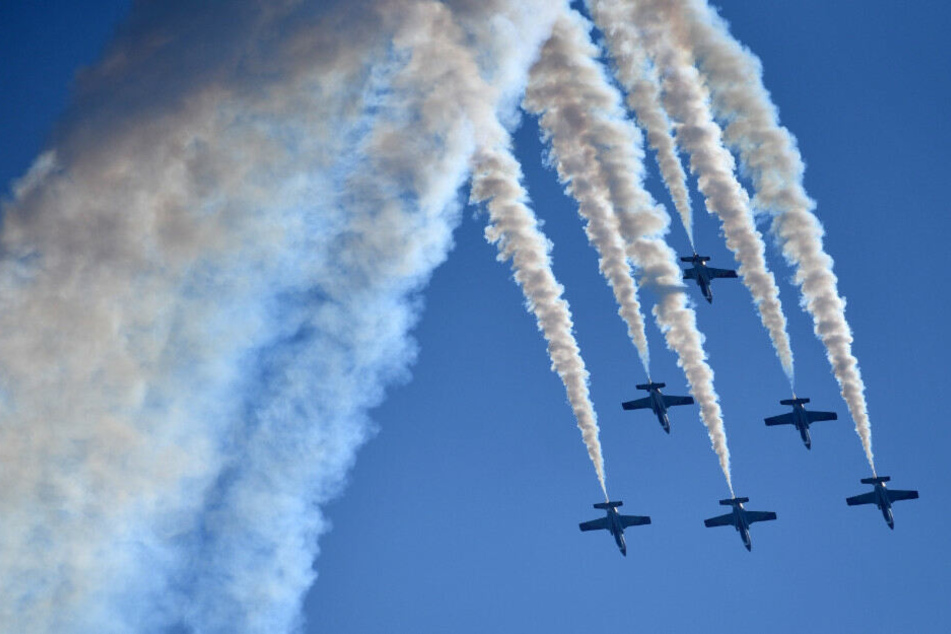Jets zeigen während der ILA in Schönefeld eine Flughshow.