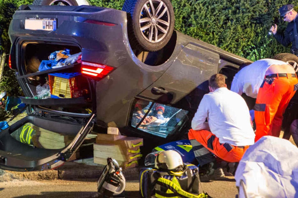 Einsatzkräfte bei der Rettung des jungen Autofahrers.