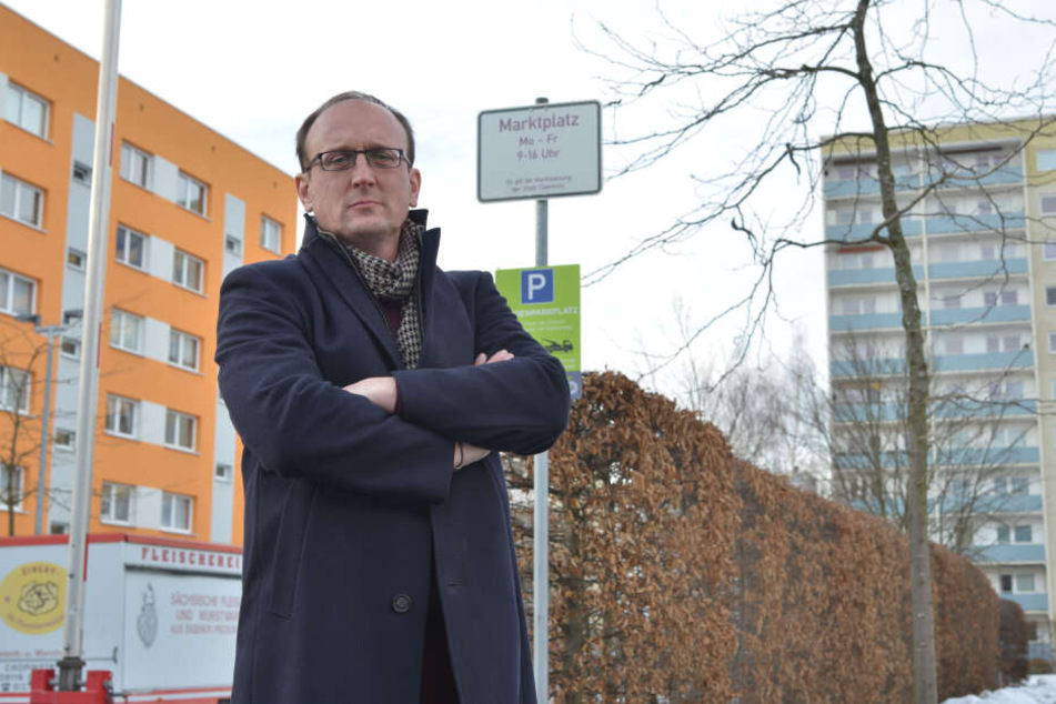 SPD-Stadtrat Jörg Vieweg (47) kämpft für den Erhalt der kleinen Wochenmärkte - auch am Ikarus in Helbersdorf.