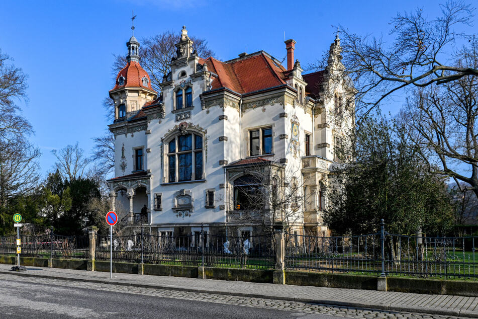 Wie ein Märchenschloss steht die denkmalgeschützte Standesamt-Villa in Blasewitz da.