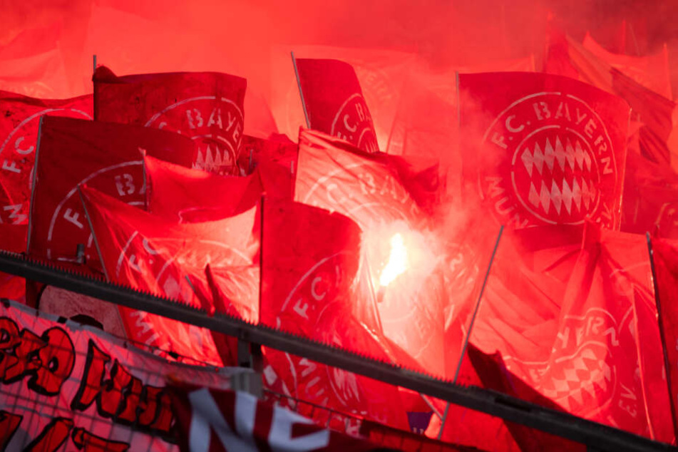 Nicht nur Schmäh-Spruchbänder, sondern auch eine Pyro-Show: Bayern-"Fans" benahmen sich in Sinsheim daneben.