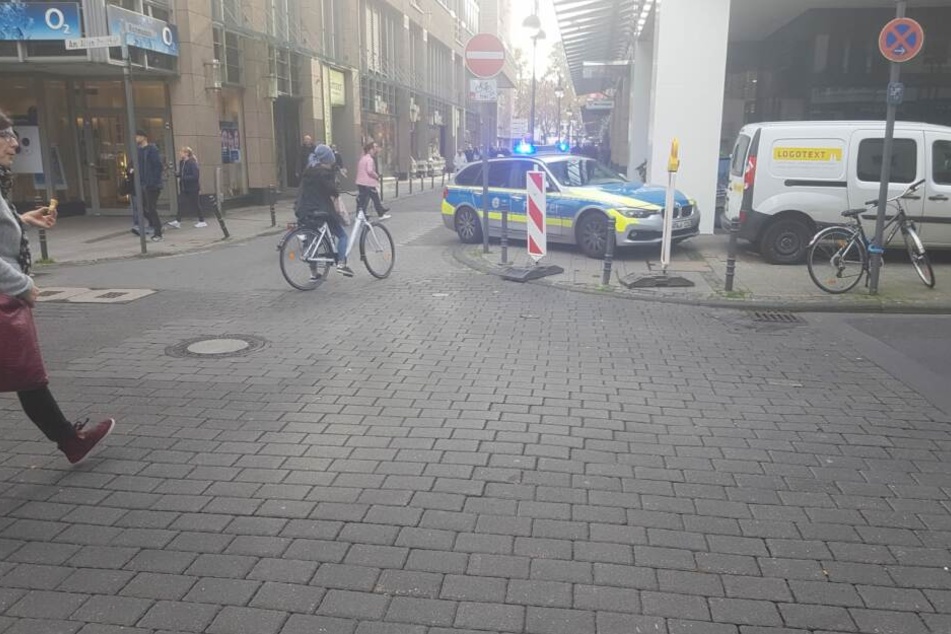 Die Polizei war schnell mit mehreren Einsatzfahrzeugen vor Ort.