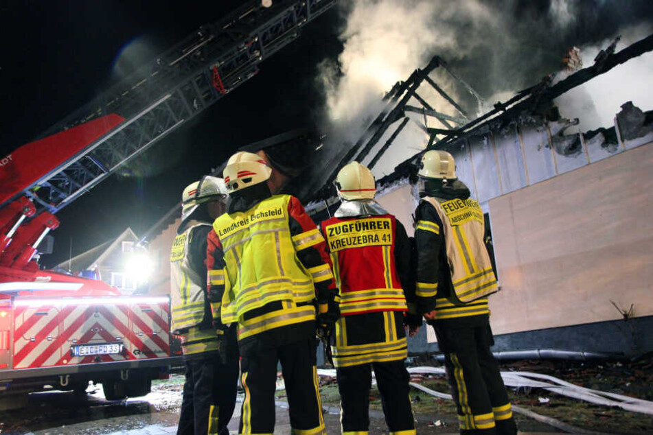 Neun Feuerwehren aus der Umgebung waren bei dem Feuerwehr im Einsatz.