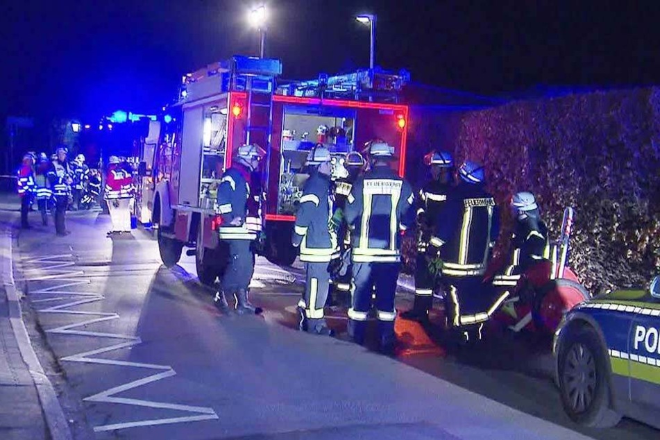 Feuerwehrkräfte stehen vor der Mutter-Kind-Einrichtung in Unna, in der sich das Drama abspielte.