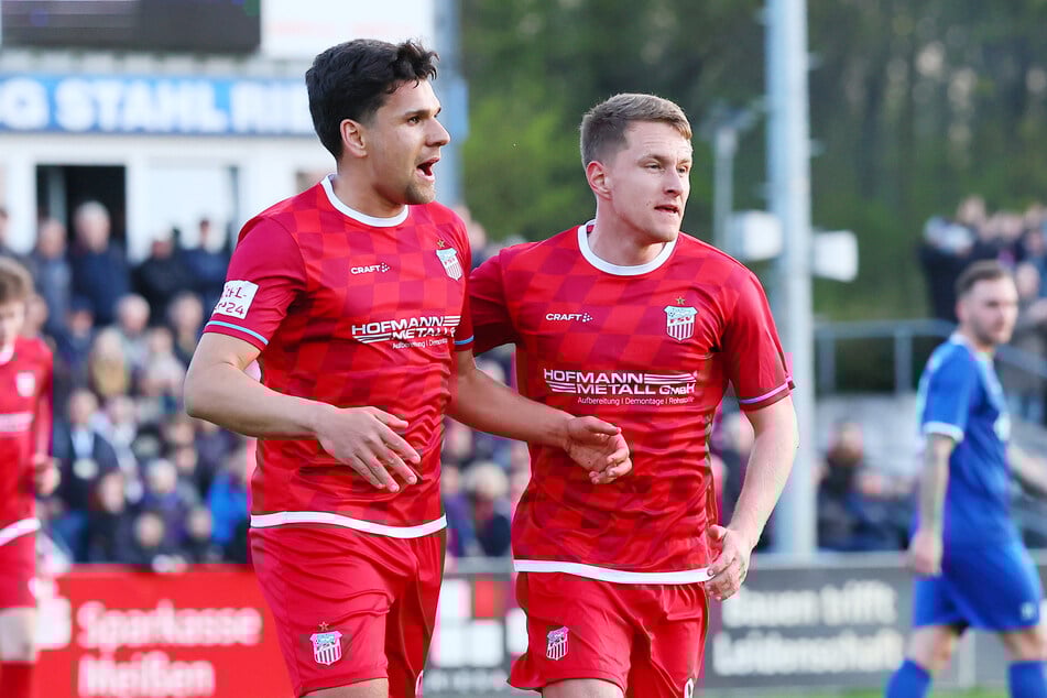 FSV-Torjäger Cemal Sezer (30, l.) jubelte nach seinem 1:0-Treffer gegen Stahl Riesa.