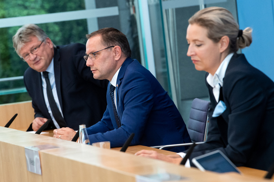 Die AfD-Spitzenkandidaten Tino Chrupalla (46, Mitte), Alice Weidel (42) sowie Bundessprecher Jörg Meuthen (l.) bei einer Bundespressekonferenz.