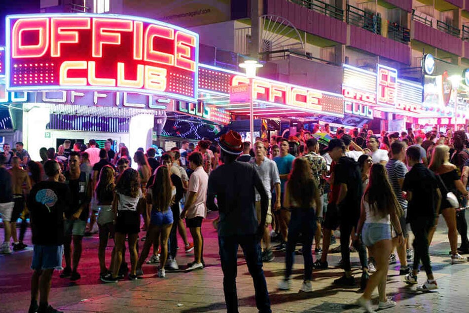 Auf dem beliebten Party-Strip in Magaluf stach ein Mann mit dem Messer auf vier Briten ein.