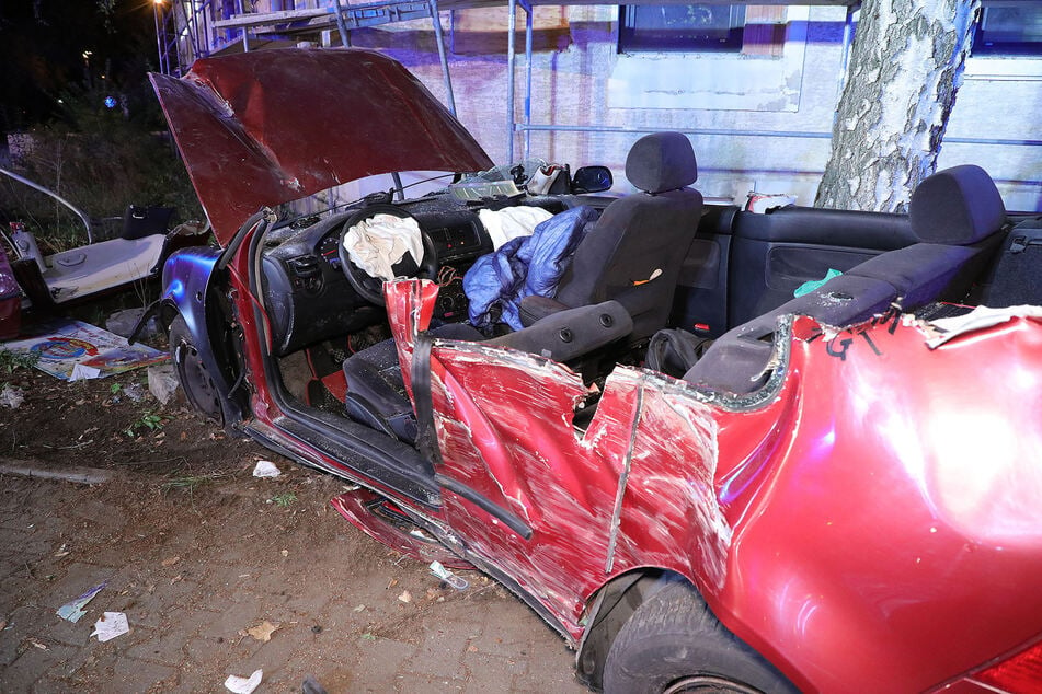 Den eingeklemmten Fahrer (28) musste die Feuerwehr mit hydraulischem Gerät befreien.