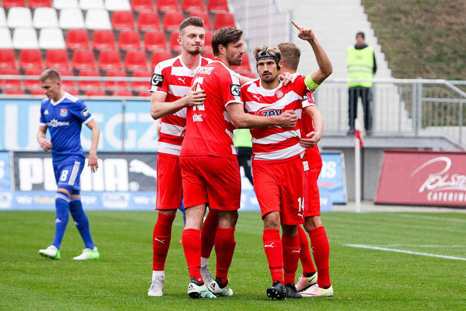 Maskenball: Toni Wachsmuth (r.) feiert sein 1:0 mit Alexander Sorge (l.) und Ronny König.