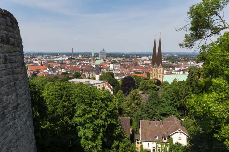Ein Blick von der Sparrenburg über komplett Bielefeld.