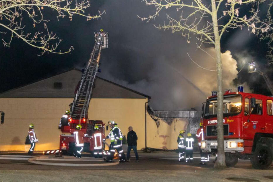 Die Löscharbeiten dauerten mehrere Stunden.
