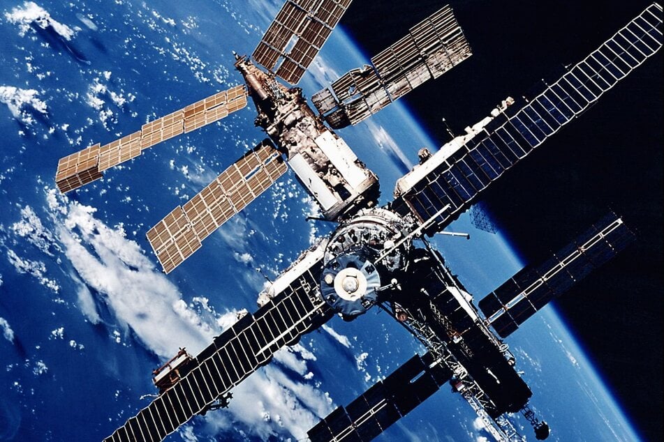 Die damalige russische Raumstation "Mir" mit der Erde im Hintergrund (Archivbild).