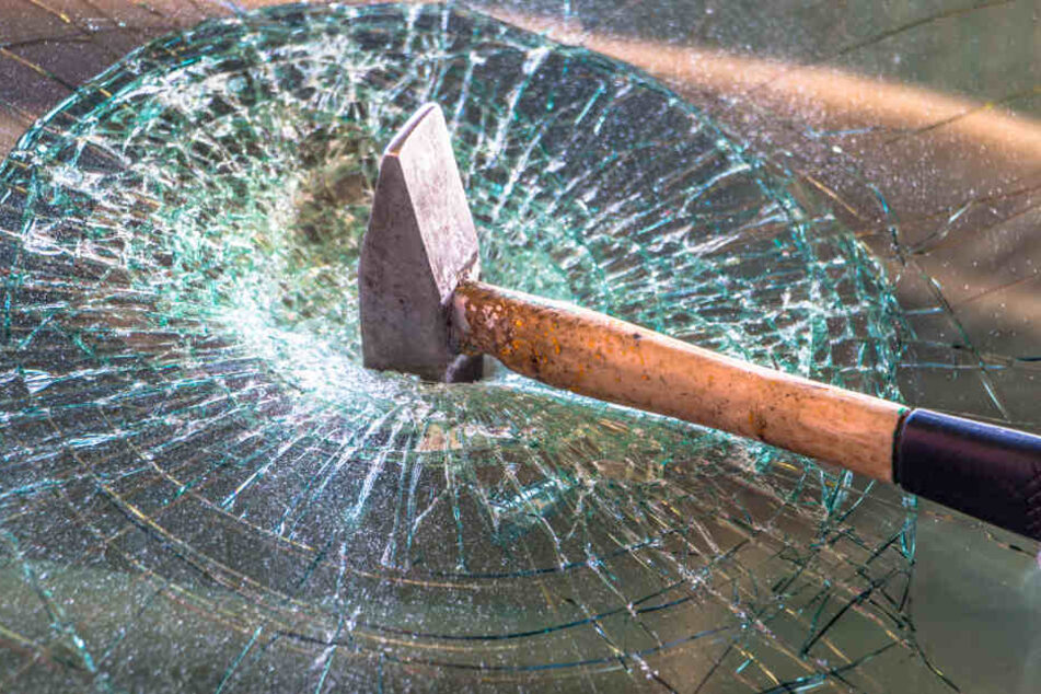 Normalerweise hält Sicherheitsglas Schlägen minutenlang stand. Doch in Dresden waren die Täter ratz-fatz am Schatz dran.
