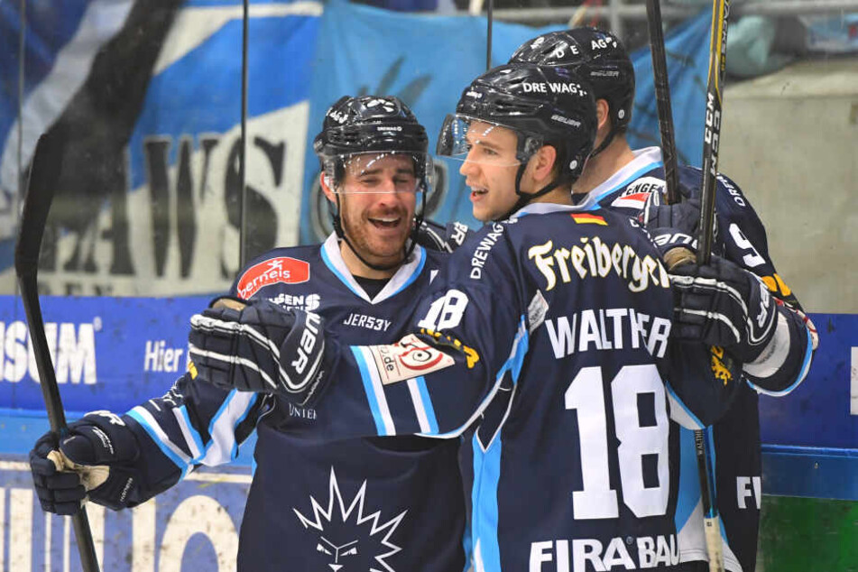 Timo Walther bejubelt einen Treffer mit seinen Mitspielern.