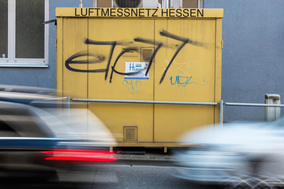 Der Autoverkehr fließt auf der Hügelstraße in Darmstadt an einer Schadstoff-Messstation vorbei.