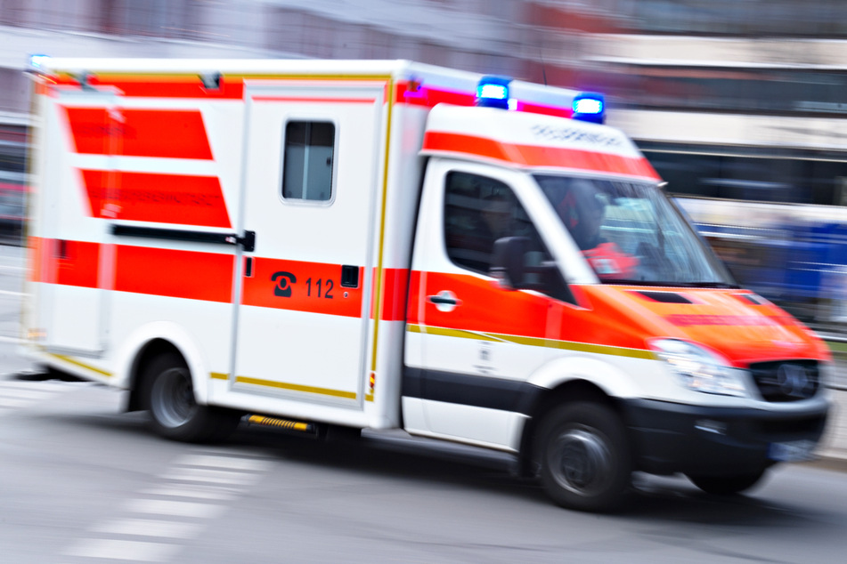 Die Retter brachten den Mann (35) in eine Klinik. (Symbolbild)