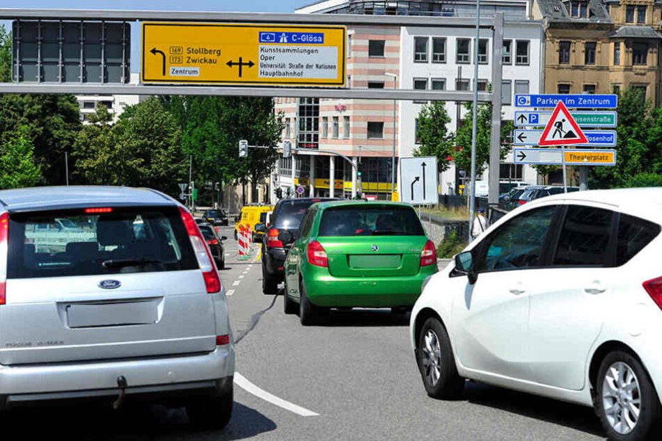 Neue Baustelle, neues Chaos: Die Kreuzung Dresdner Straße, Bahnhofstraße ist das neue Nadelöhr in der City.