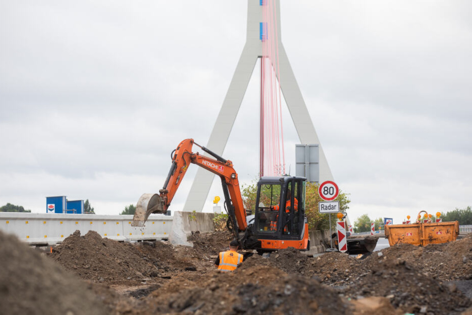 Die Autobahn vor der gesperrten Fleher Brücke ist aufgerissen. Wegen der Sanierung der Düsseldorfer Fleher-Brücke müssen Autofahrer auf der A46 mit erheblichen Verkehrseinschränkungen rechnen.