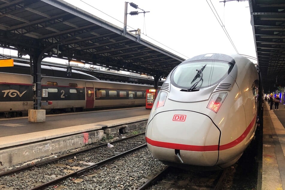 Ein ICE steht zu Abfahrt bereit. Künftig sollen die Züge mehrmals am Stadt zwischen Paris und München fahren.