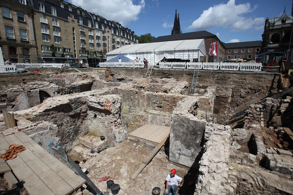 2009: Blick in die Ausgrabungsstätten und Bauarbeiten an der Archäologischen Zone. Das wieder ausgegrabene jüdische Viertel Kölns aus dem Mittelalter soll als Weltkulturerbe vorgeschlagen werden.