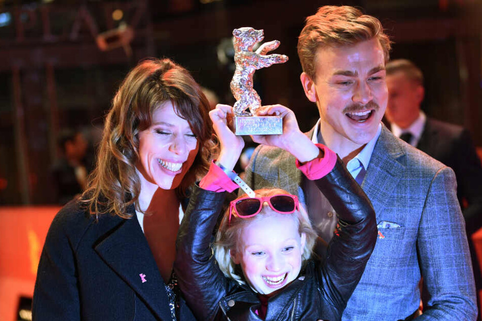 Regisseurin Nora Fingscheidt (von links), Schauspielerin Helena Zengel und Kollege Albrecht Schuch freuen sich über den Gewinn des silbernen Bären.