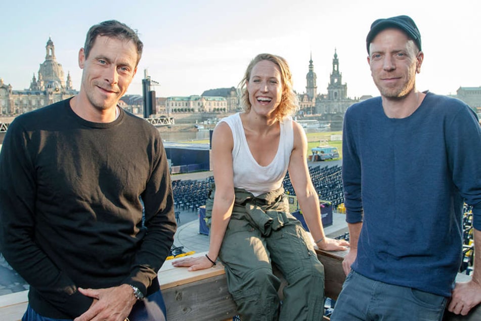 Bei der Premiere in Dresden: Marc Hosemann und Annika Meier mit Regisseur Arne Feldhusen (v.l.).