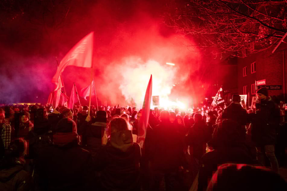Teilnehmer einer Protestkundgebung des Bündnis gegen Rechts demonstrieren gegen den Parteitag der Hamburger AfD.