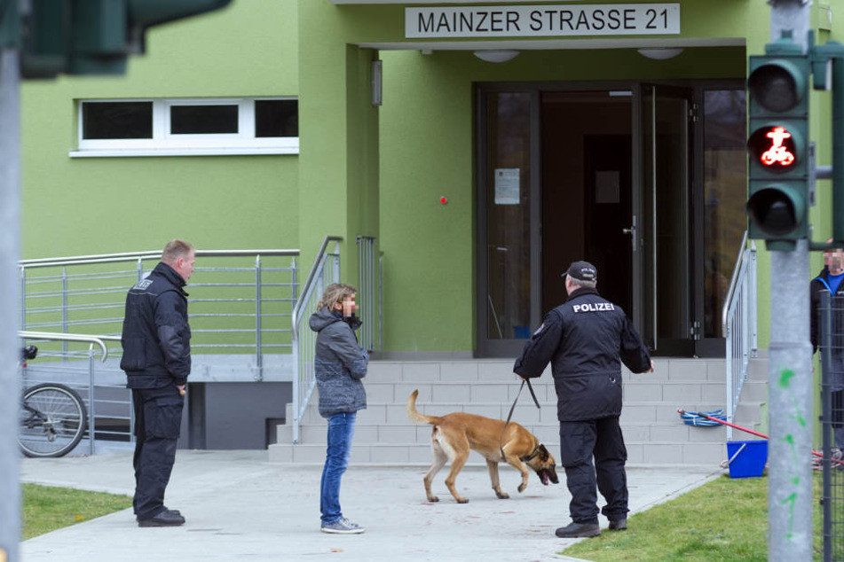 Die Polizei suchte auch vor dem Hochhaus nach Spuren.