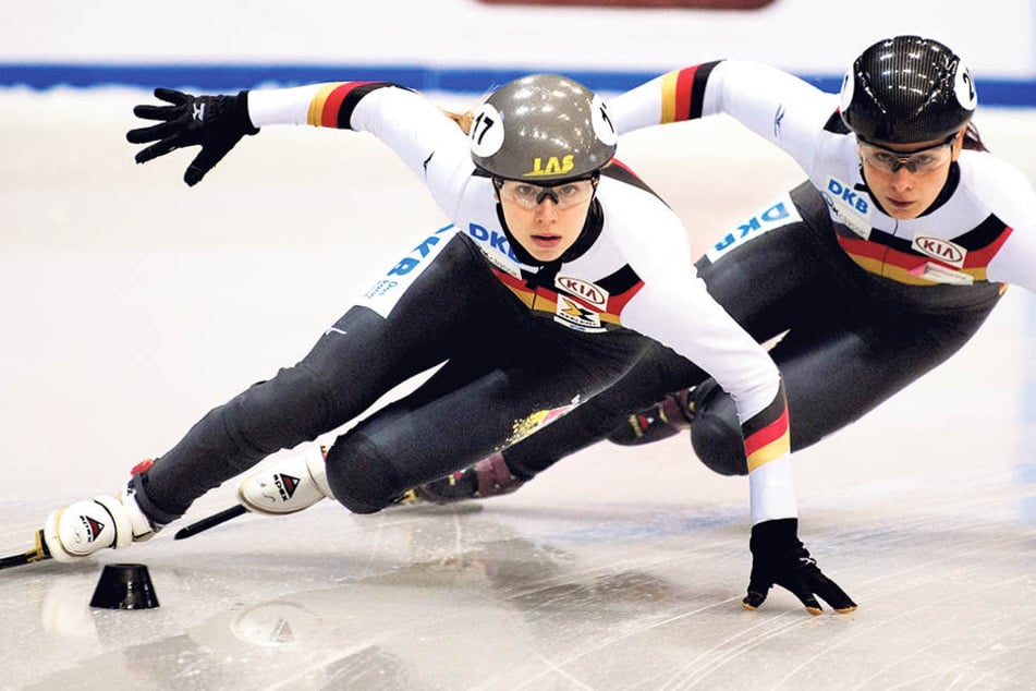 Anna Seidel (l.) und Bianca Walter jagen synchron durch die Kurve: Anna ist Schülerin am Sportgymnasium, musste am Dienstag noch eine Physik-Klausur schreiben.