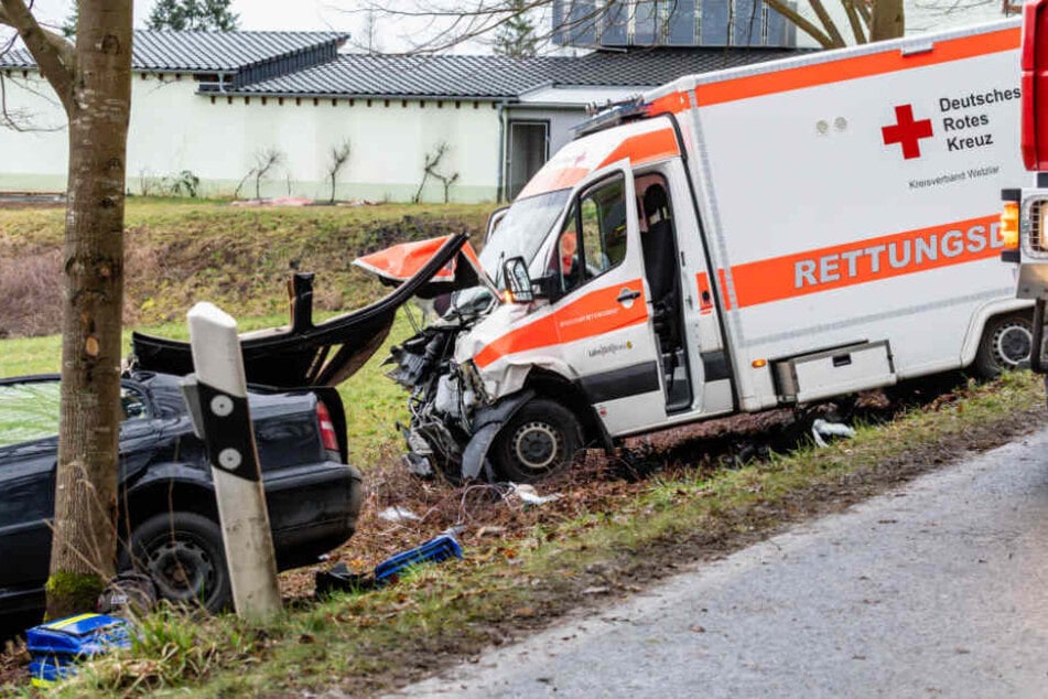 Warum der Skoda auf die Gegenfahrbahn geriet und dann dann mit dem Rettungswagen zusammenstieß, wird jetzt von der Polizei untersucht.