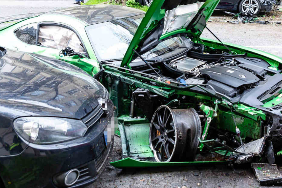 Die rechte Vorderfront des Mercedes wurde völlig zertrümmert.