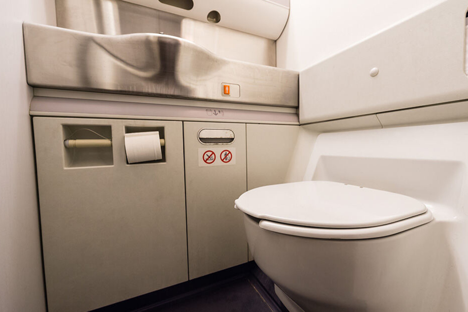 In der Flugzeugtoilette entdeckten Crew-Mitglieder einen menschlichen Fötus. (Symbolbild)