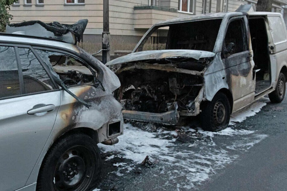 In der Nacht hatten unbekannte Täter das Fahrzeug angezündet. Die Flammen griffen auch auf einen Pkw über, der vor dem Transporter geparkt war. Zwei Fahrräder wurden ebenfalls zerstört.