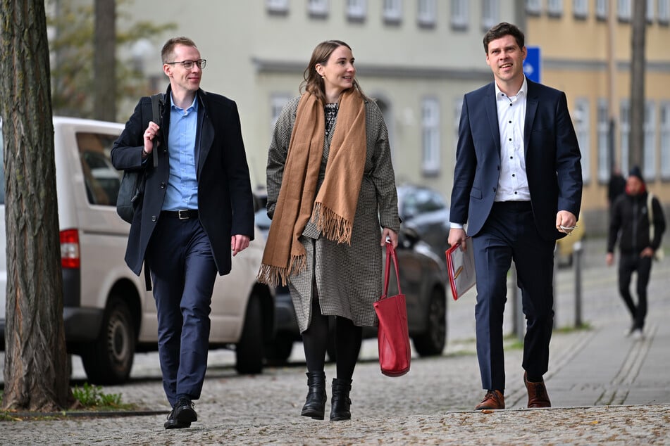 Der SPD-Fraktionschef Lutz Liebscher (*1985, r.) zusammen mit seinen Parteikollegen Katharina Schenk (*1988, M.) und Markus Giebe (l.) auf dem Weg zu den Sondierungsgesprächen. (Archivbild)