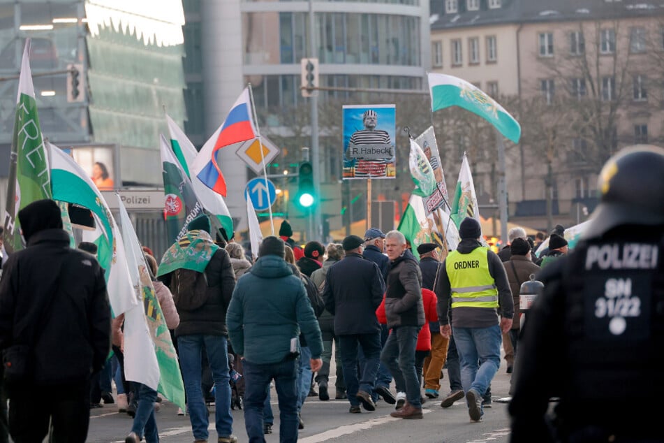 Aufgrund der Blockade durch eine Gegendemonstration musste die Aufzugsstrecke der Freien Sachsen geändert werden.