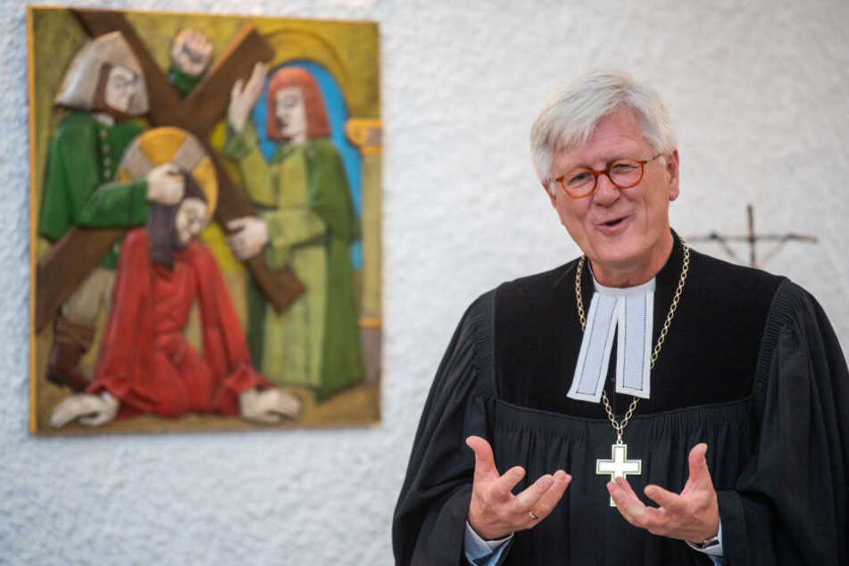 Heinrich Bedford-Strohm, Landesbischof und EKD-Chef, hält in der Kirche der JVA Neuburg-Herrenwörth vor Gefängnisinsassen eine Ansprache.