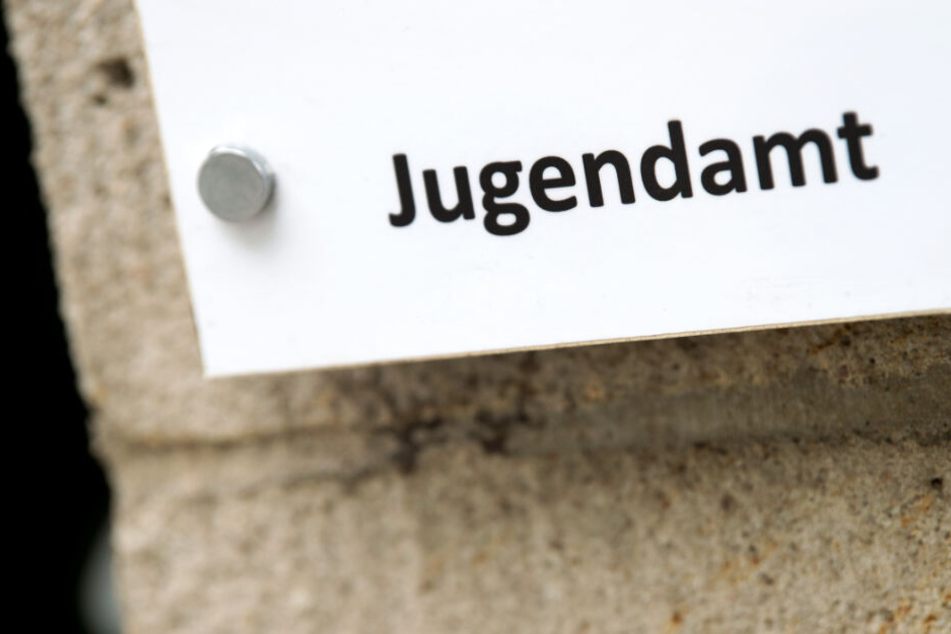 Die Auseinandersetzung zwischen der Frau und den Jugendamt-Mitarbeitern eskalierte so, dass die Polizei hinzugerufen wurde.