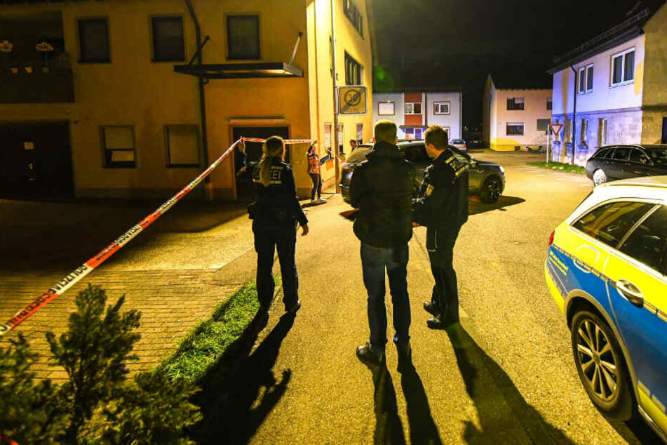 Beamte haben den Bereich um die Wohnung mit Flatterband abgesperrt.