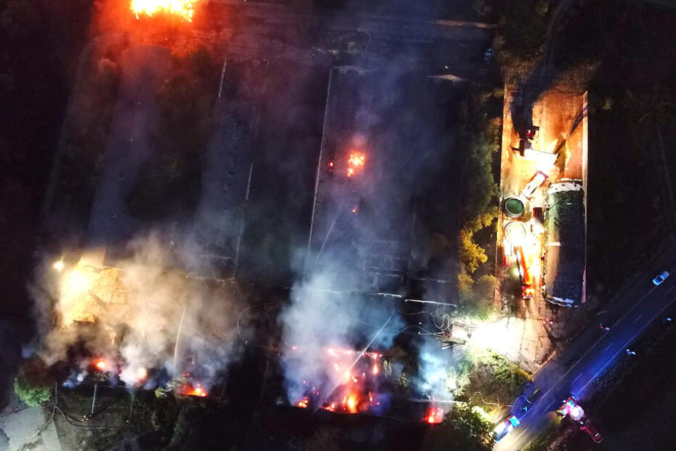 Eine Luftaufnahme zeigt die Flammen in Nauen in der Nacht zum Mittwoch.