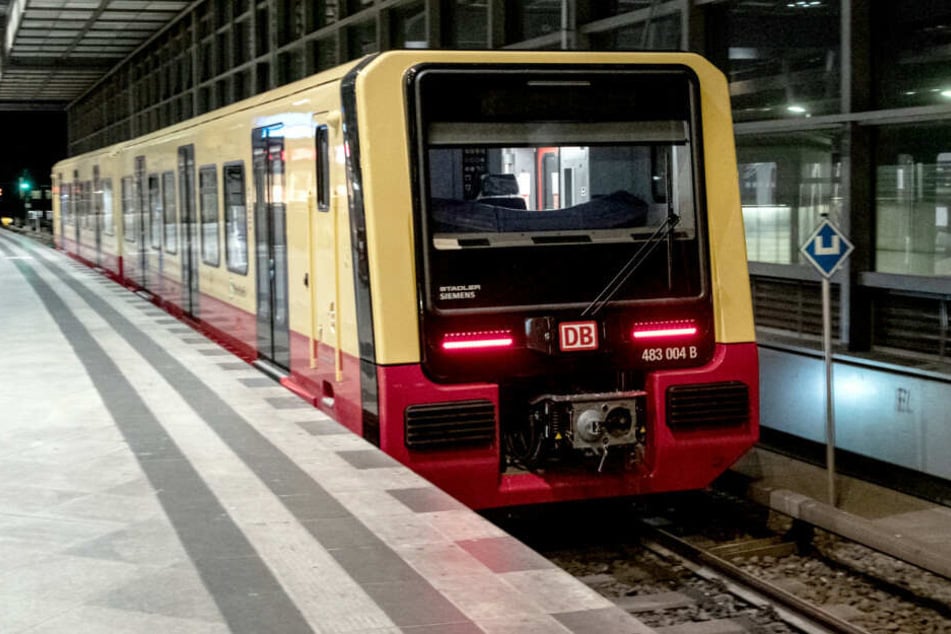 Ein Mann ist am Bahnhof Warschauer Straße erfasst worden. (Symbolbild)