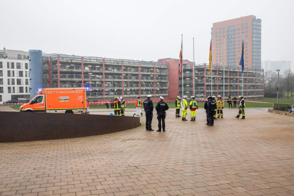 Einsatzkräfte der Feuerwehr prüften die Flüssigkeit und gaben später Entwarnung.