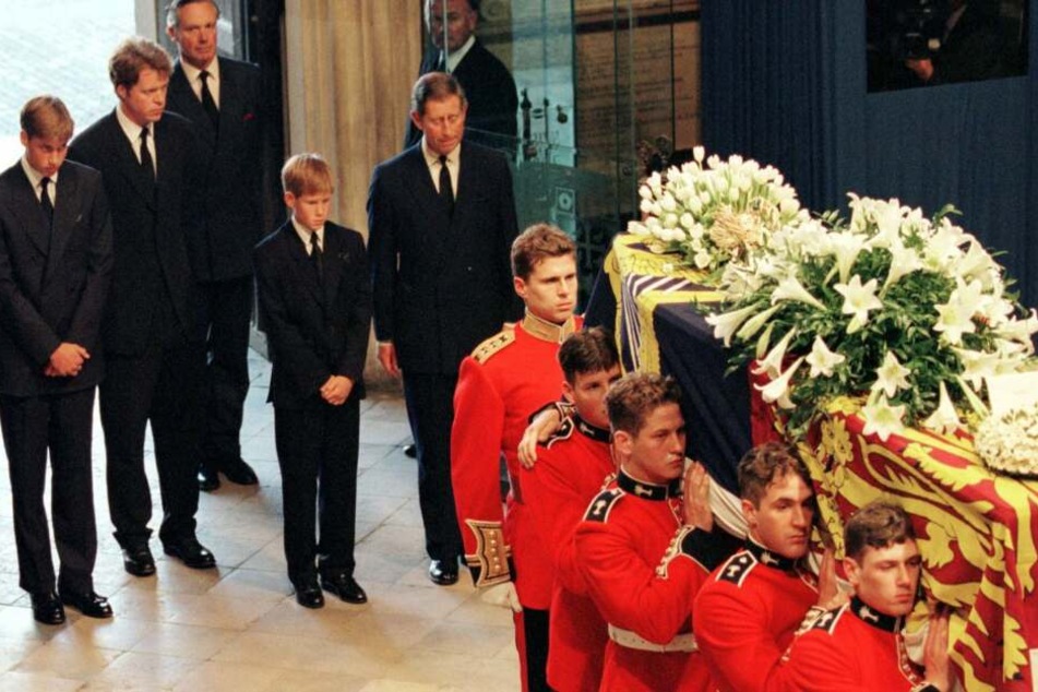 Die Royal Family begleitet den Sarg zur Trauerfeier in der Londoner Westminster Abtei.