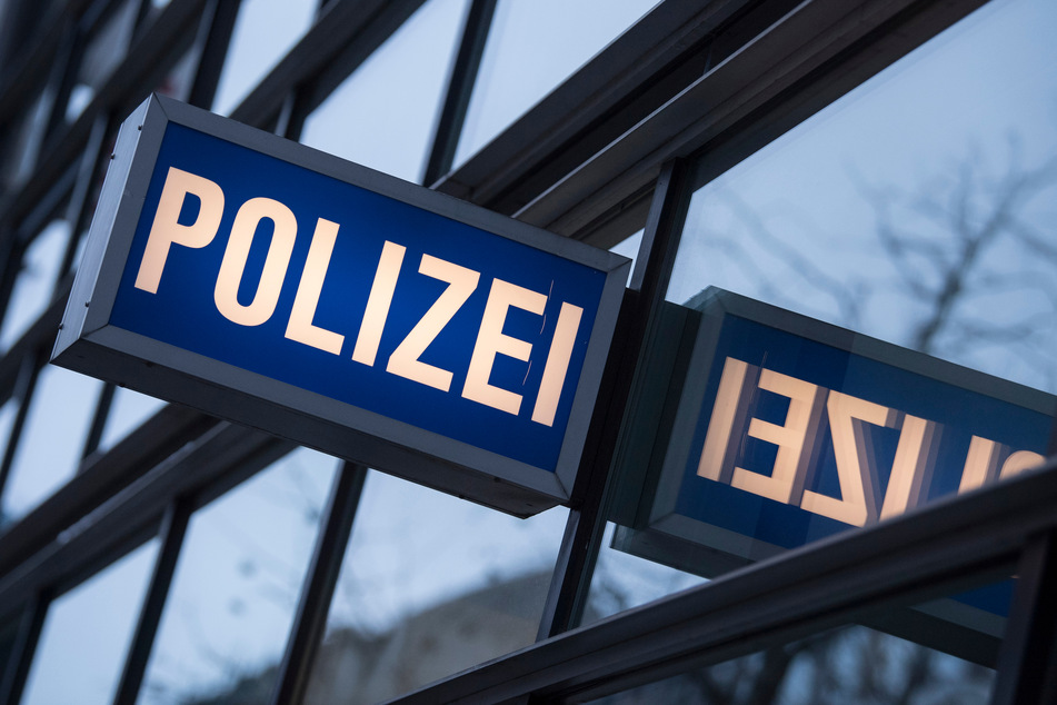 Der Schriftzug «Polizei» am 1. Polizeirevier auf der Frankfurt Zeil (Symbolbild).