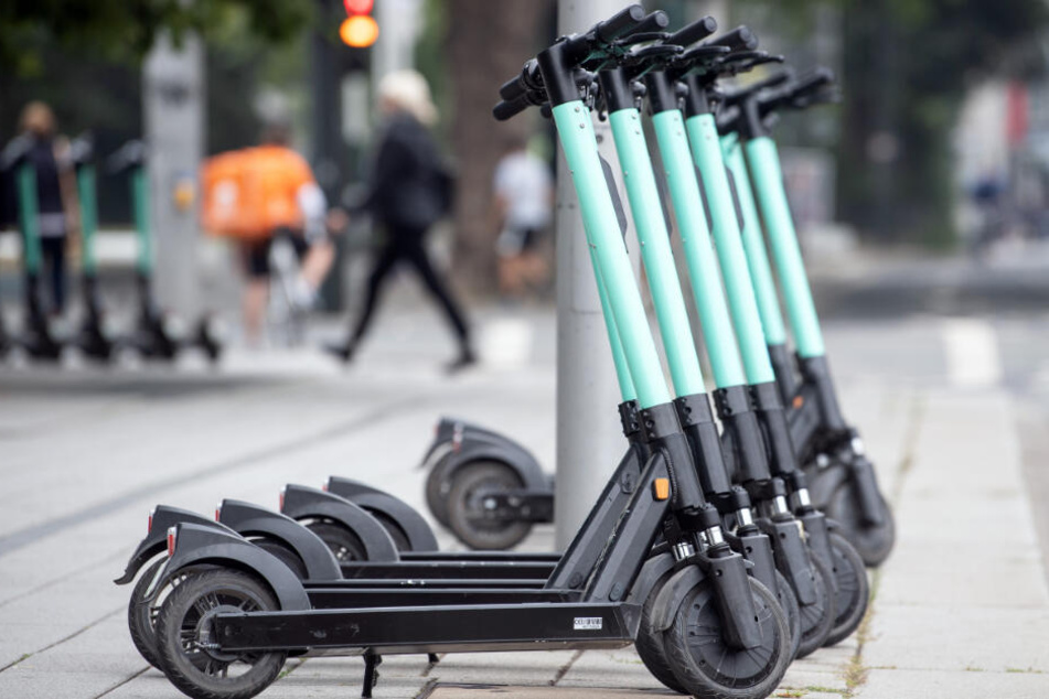 Fast überall in der Innenstadt stehen die E-Scooter bereit (Symbolfoto).