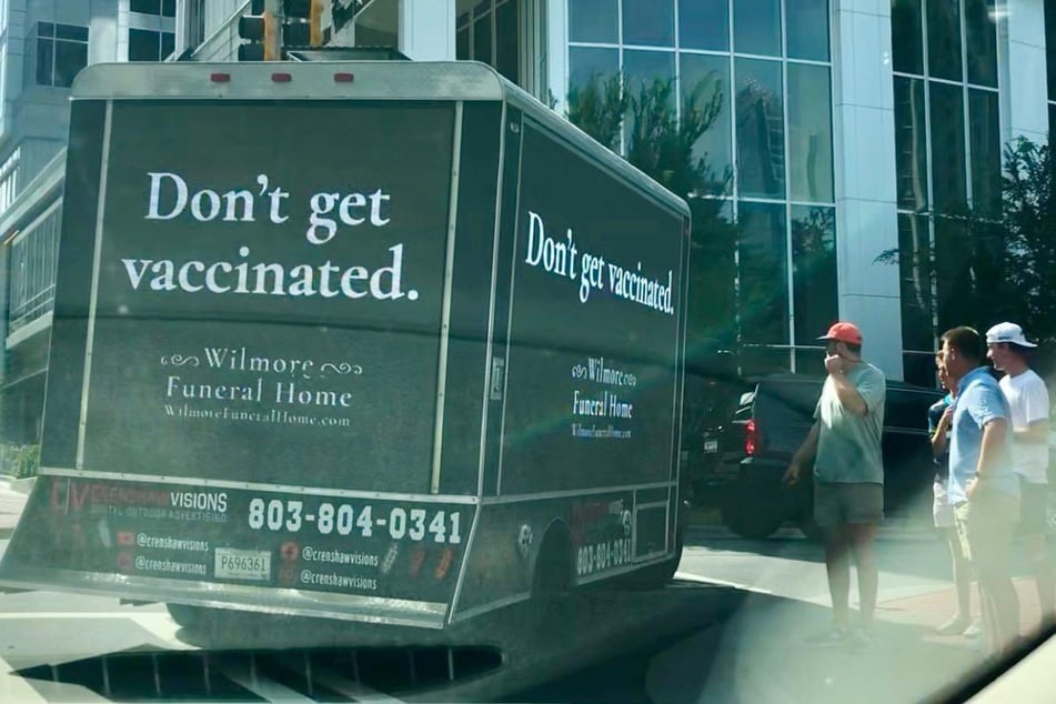 "Lass dich nicht impfen!": Bestatter fährt mit klarer Botschaft durch die Stadt