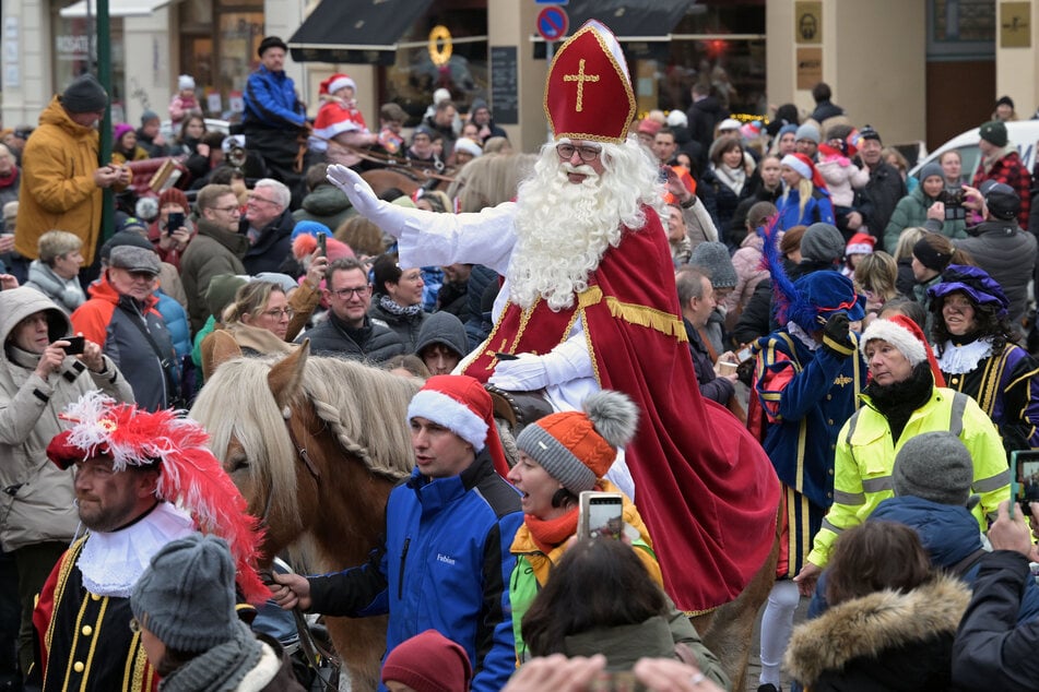 Mit dem alten Brauch eröffnete der Nikolaus den Weihnachtsmarkt und das Sinterklaas-Fest.